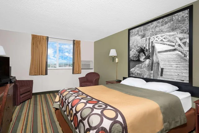 غرفة قياسية بسرير كينج، Super 8 by Wyndham Winona MN 2/10