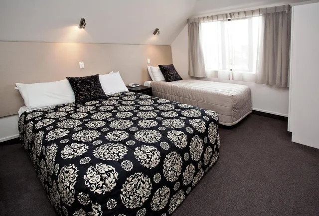 1 Bedroom, Apartment, Double and Twin Beds, Large, Cable Court Motel 4/10