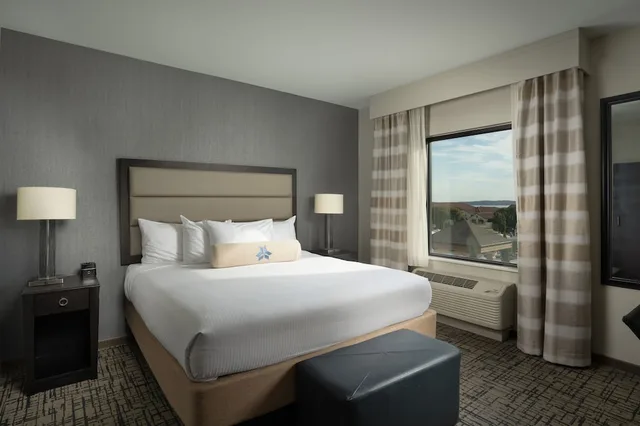 غرفة قياسية بسرير كينج، Shangri La Resort Afton 1/2