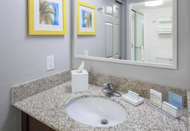 جناح تنفيذي بسرير كوين مع أريكة، Hampton Inn Suites Miami Doral Dolphin Mall 3/4