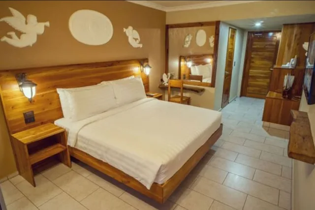 غرفة سوبيريور بسرير كينج بإطلالة على المسبح، Roman Empire Panglao Boutique Hotel 3/7