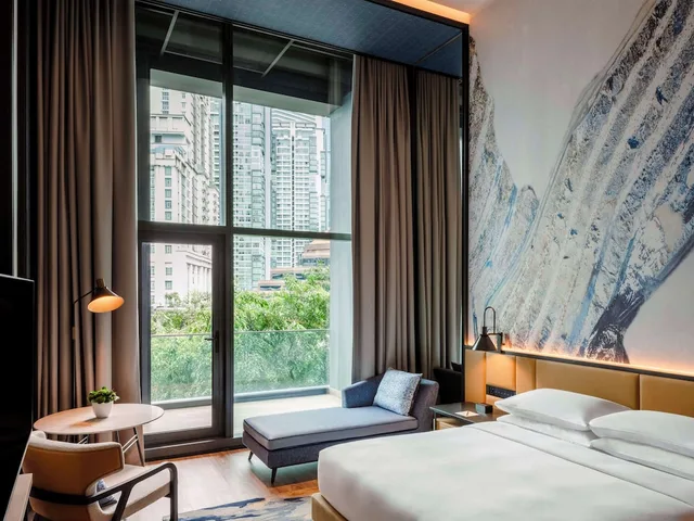 غرفة ديلوكس بسرير كينج بإطلالة على المدينة بشرفة، Hyatt Centric City Centre Kuala Lumpur 2/7
