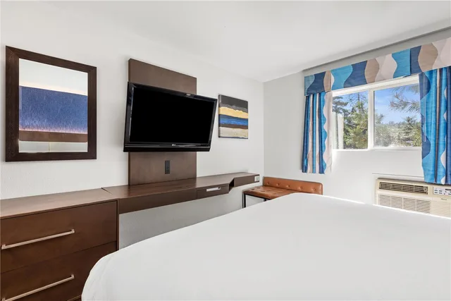 غرفة بسرير كينج، SureStay Plus Hotel by Best Western Mammoth Lakes 2/3