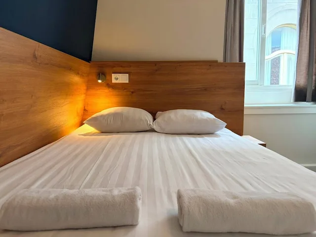 غرفة قياسية بسرير مزدوج بحمام خاص، Continental Hotel 6/7