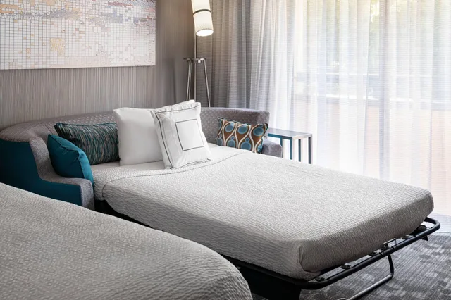 غرفة بسرير كينج، Courtyard by Marriott San Jose Cupertino 1/5