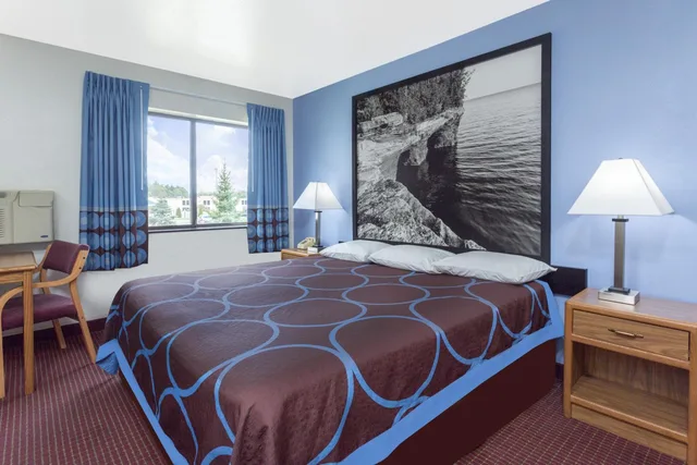 غرفة بسرير كينج يُسمح فيها بالحيوانات الأليفة، Super 8 by Wyndham Wisconsin Dells 1/5