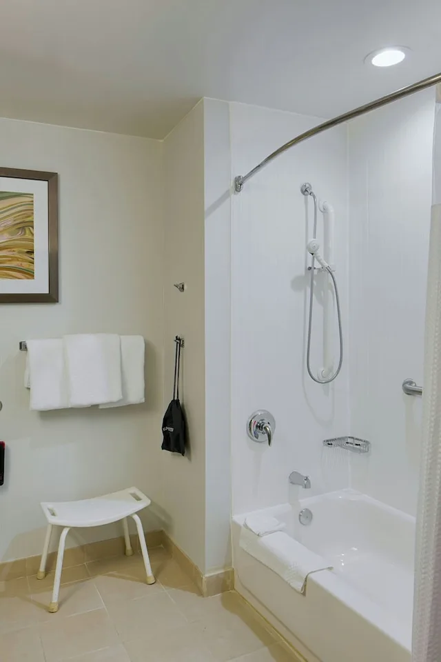 غرفة بسرير كينج مع أريكة، Courtyard by Marriott Columbus West 4/4