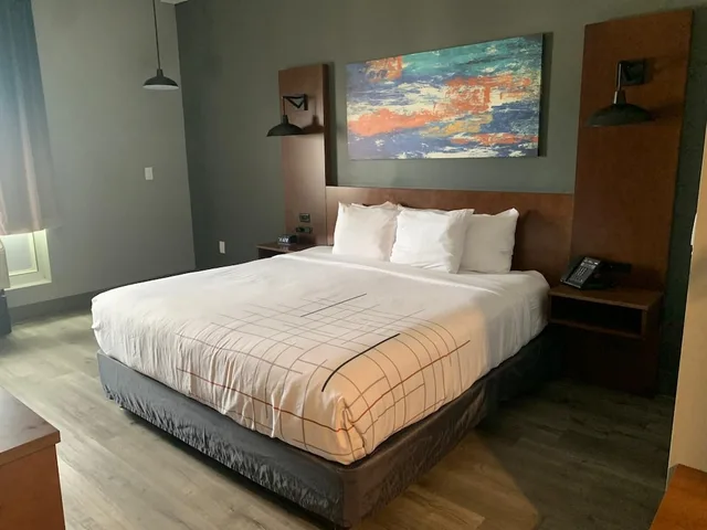 غرفة بسرير كينج، La Quinta Inn & Suites by Wyndham Louisville East 3/7