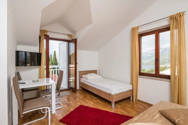 جناح استوديو كلاسيكي بسرير مزدوج وسرير فردي بإطلالة على البحر بشرفة بغرفة نوم واحدة، Villa Voinic 1/5