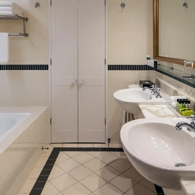 Suite, King Bed, Marina View, Intercontinental Sanctuary Cove 4/4