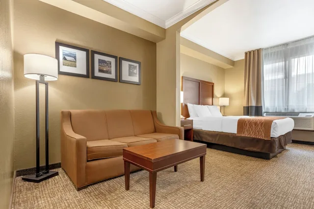جناح بسرير كينج مع أريكة في الطابق العلوي، Comfort Inn Arcata Humboldt Area 6/8