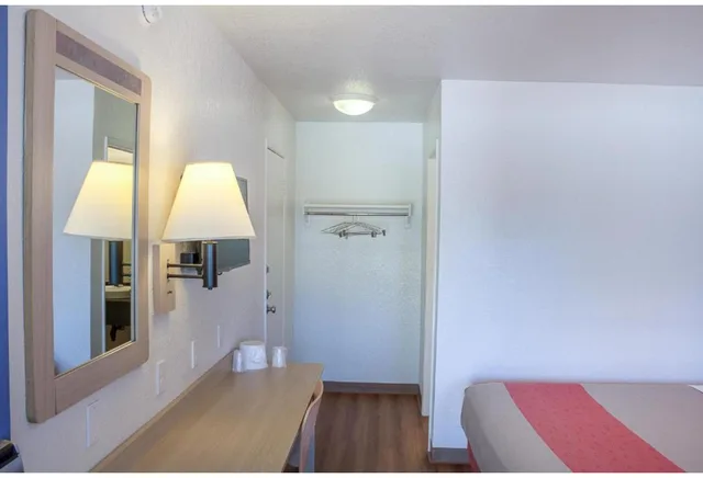 1 Queen Bed - ADA/RI Shower، Motel6 Ukiah CA 5/5