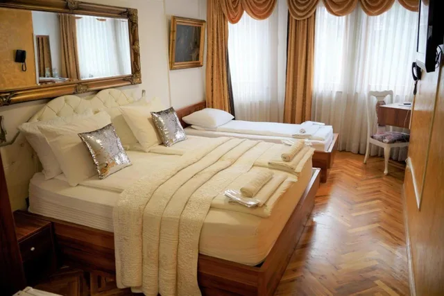 غرفة ثلاثية، Hotel Herc 1/9