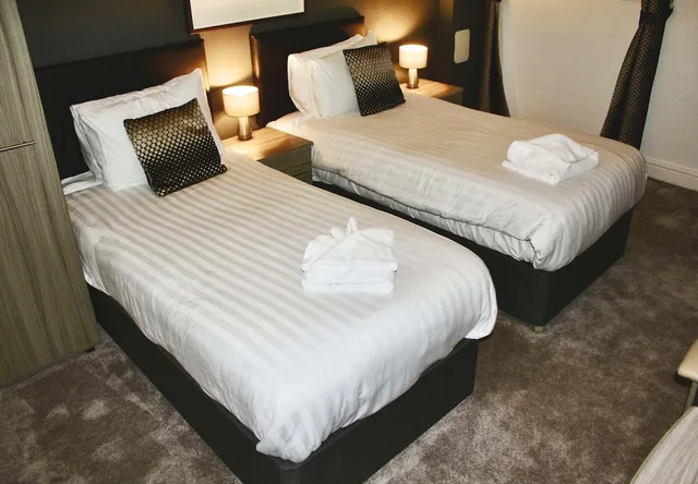 غرفة قياسية بسريرين منفصلين بإطلالة على البحر، The Royal Seabank Hotel 1/3