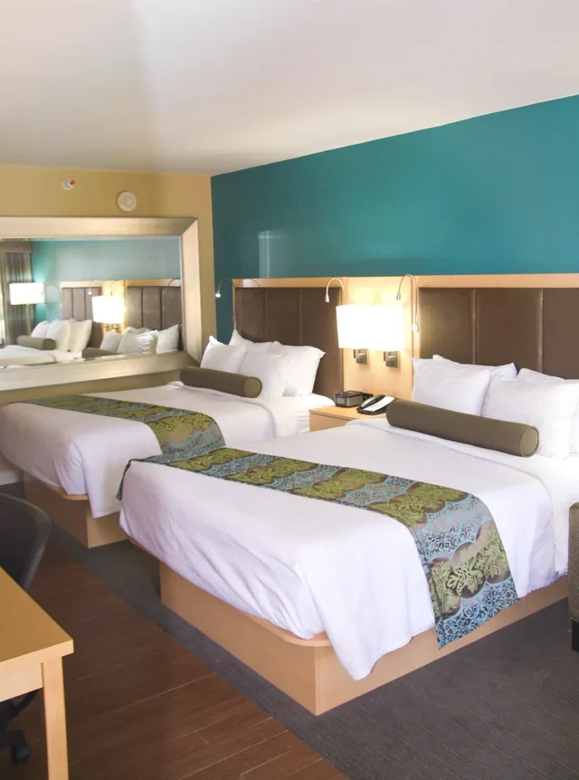غرفة قياسية بسريرين كوين بإطلالة على الجبل، Best Western Plus South Coast Inn 3/10