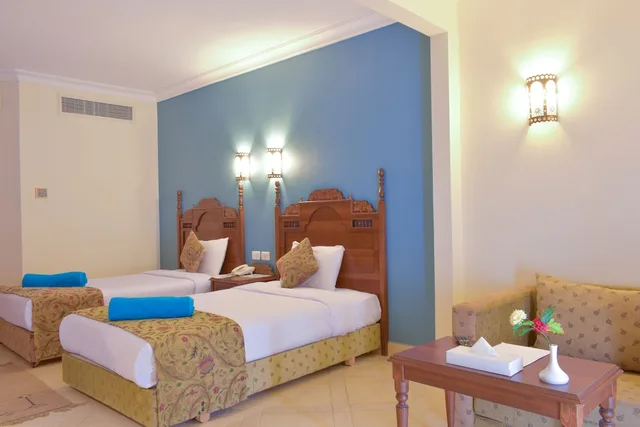 غرفة عائلية بسرير كينج وسريرين منفصلين بإطلالة على البحر، Jasmine Palace Resort and Spa 1/2