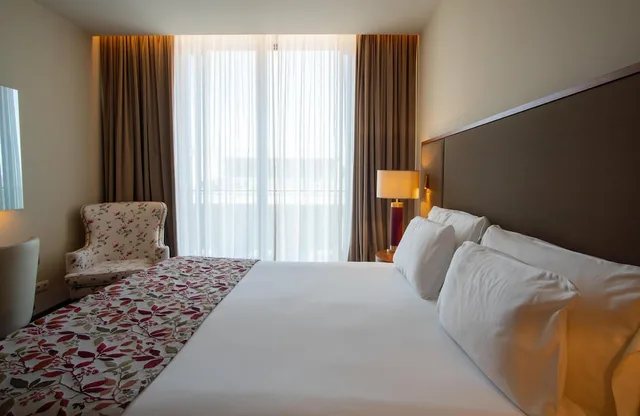 جناح بسرير كينج بشرفة، Boeira Garden Hotel Porto Gaia, Curio Collection by Hilton 1/6