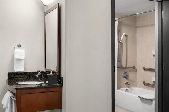 غرفة بسريرين كوين مع أريكة بحوض استحمام لذوي الإعاقة، Hyatt Place Memphis/Germantown 2/2