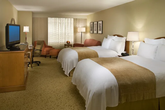 غرفة عائلية بسرير كينج وسرير بطابقين، Toronto Airport Marriott 2/9
