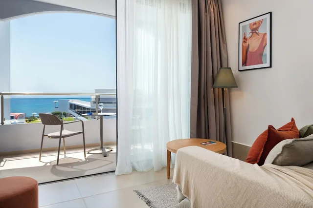 غرفة جونيور بسرير كوين بإطلالة على البحر بشرفة مع أريكة، Paralos Rodos Lifestyle Hotel 7/10