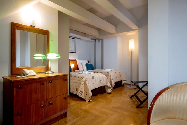 Deluxe, Apartment, Two Story، Red Brick Apartments 2/3