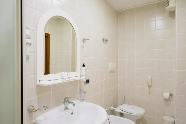 Room, Twin Beds, Grand Hotel & Spa Tirana 6/6