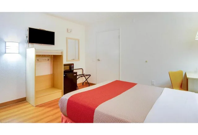 غرفة بسرير مزدوج للمدخنين، Motel6 Tacoma, WA - Fife 6/10