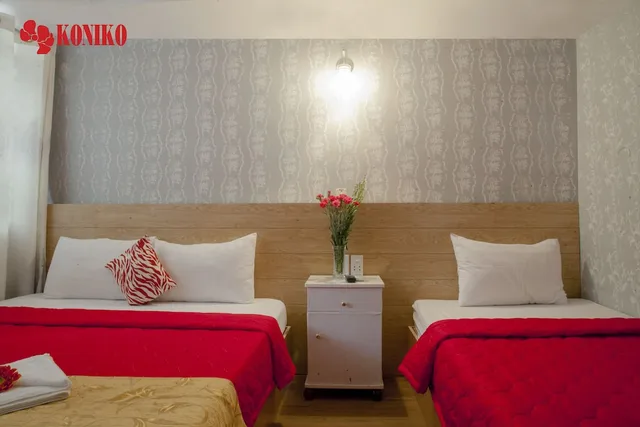 غرفة ثلاثية بسرير كوين وسرير فردي، Koniko Hotel 2/3