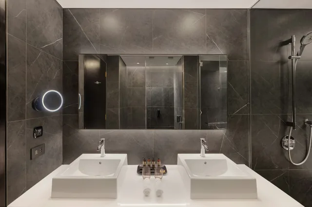جناح بسرير كينج، The WB Abu Dhabi, Curio Collection by Hilton 5/6