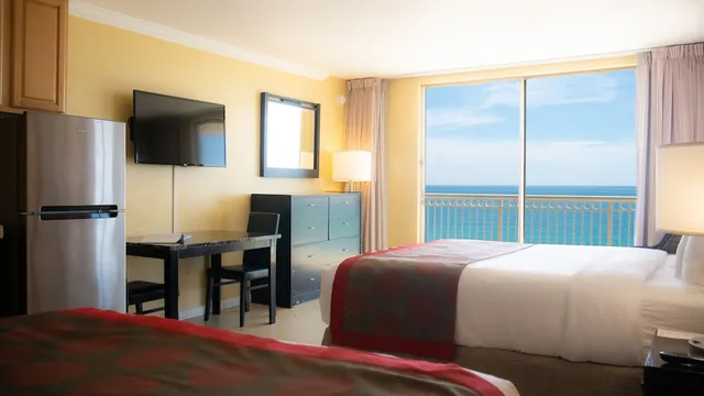 Efficiency, 2 Queen Beds, Ocean Front، Ramada Plaza by Wyndham Marco Polo Beach Resort 3/6