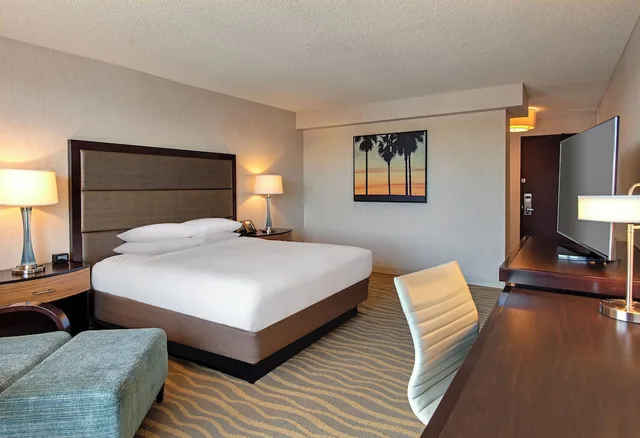 Premium, King Bed, Valley View, Balcony, High Floor، Doubletree By Hilton Hotel San Diego - Mission Valley 4/5