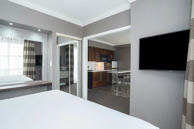جناح بسرير كينج مع أريكة بمطبخ، Sandman Signature Mississauga Hotel 2/9