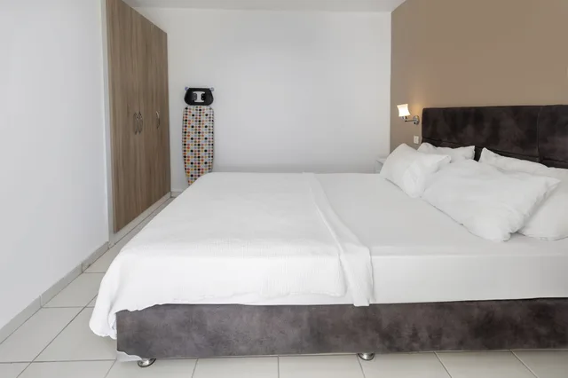 شقة بسرير مزدوج وسريرين منفصلين بغرفتي نوم مع أريكة، Vega Aparts & Residences 3/5