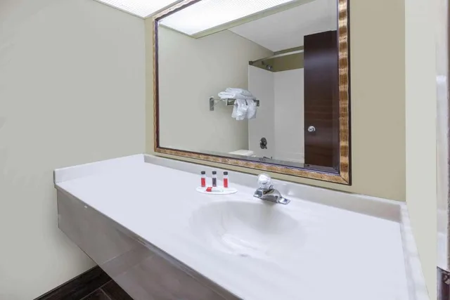غرفة رباعية بسريرين مزدوجين، Days Inn By Wyndham Milan Sandusky South 2/2