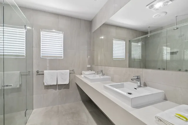 غرفة عائلية بسرير كينج وسريرين منفصلين مع أريكة، Sherbourne Terrace Hotel 1/1