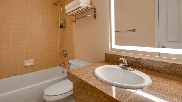 جناح بسرير كينج مع أريكة، Best Western Plus Arroyo Roble Hotel & Creekside Villas 10/10