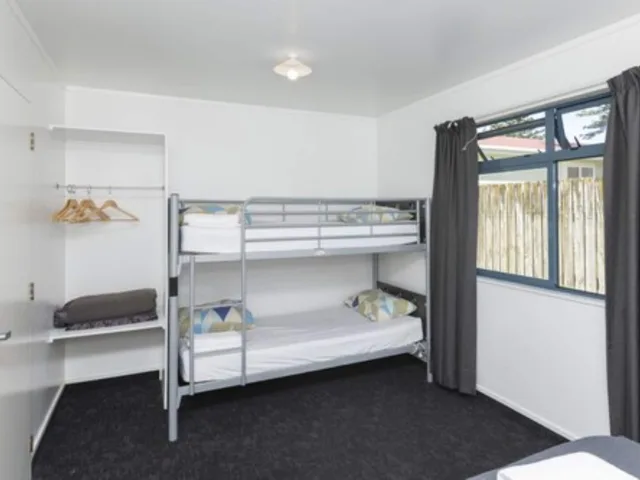 غرفة عائلية بسرير مزدوج وسرير بطابقين بغرفة نوم واحدة بمطبخ صغير، Waikanae Beach TOP 10 Holiday Park 2/2