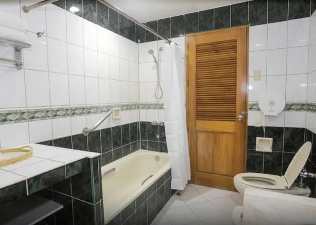 Deluxe, Twin Beds, Holiday Plaza Hotel 1/1