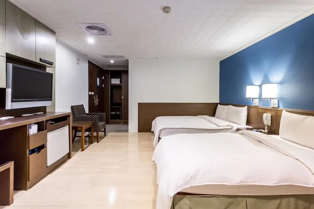 غرفة قياسية رباعية ركنية بسرير مزدوج وسريرين منفصلين، MF Hotel Penghu 1/5