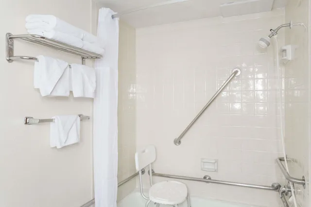 Room, King Bed, Accessible, Days Inn by Wyndham Evanston WY 3/3
