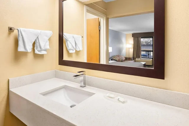 غرفة قياسية بسرير كينج للمدخنين، Quality Inn Perry - National Fairgrounds Area 10/10