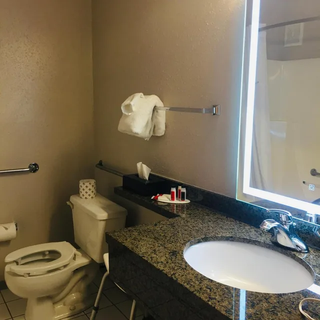 Room, King Bed, Queen Bed, Accessible, Super 8 by Wyndham Swift Current 6/6