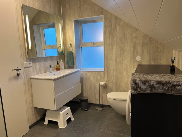 شقة بسرير كينج وسريرين منفصلين بغرفتي نوم مع أريكة، Guesthouse Hvammur 6/7