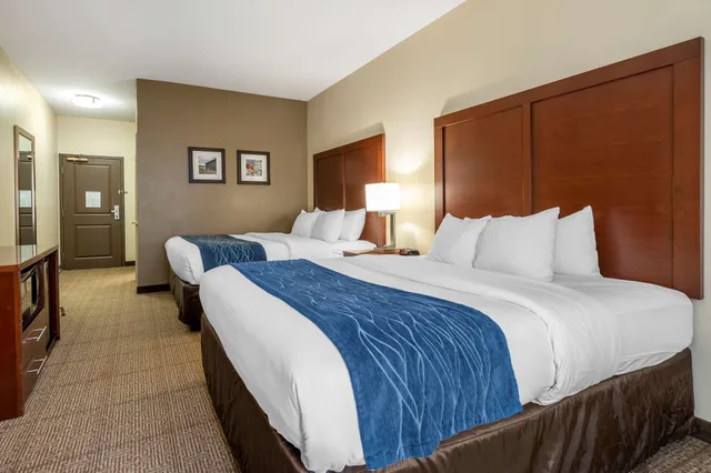 غرفة قياسية بسريرين كوين، Comfort Inn & Suites Northern Kentucky 2/3