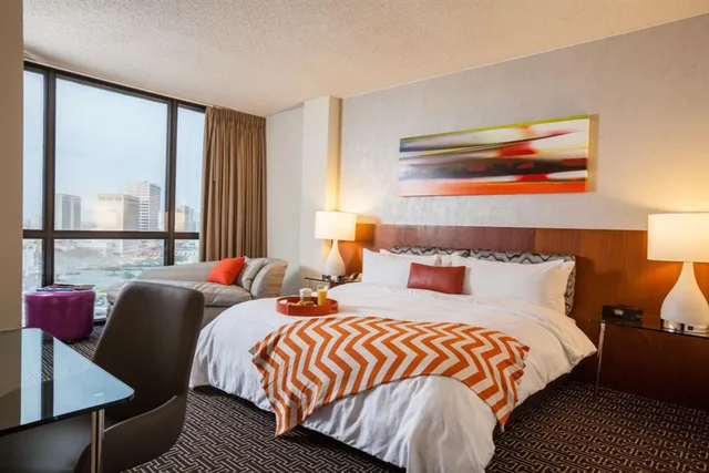 غرفة قياسية بسريرين كينج، Hotel Derek Houston Galleria 1/4