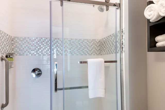جناح بسريرين مزدوجين بغرفة نوم واحدة مع أريكة بمطبخ، STAYBRIDGE SUITES LAKE CHARLES 4/6