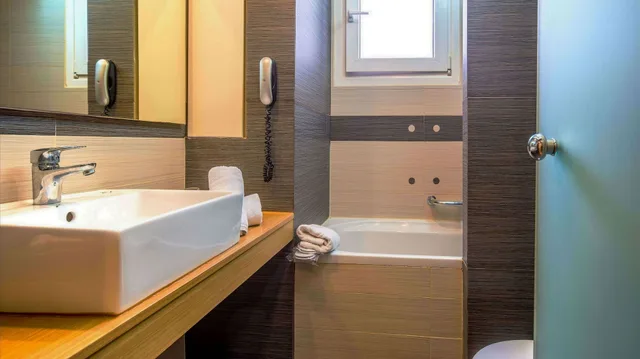 Superior, Double Bed, Street View، Capsis Astoria 10/10