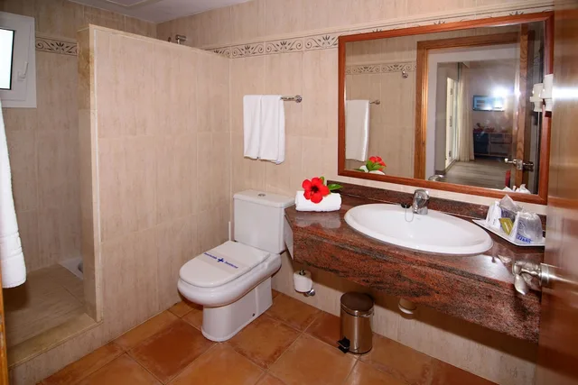 غرفة ثلاثية بسرير مزدوج بشرفة مع أريكة، Cala Llenya Resort Ibiza Formerly Ola Club Cala Llenya 2/2