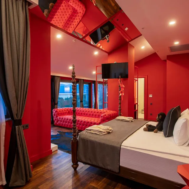 Suite, King Bed, Hot Tub, Lucky Monkey Hotel 4/8