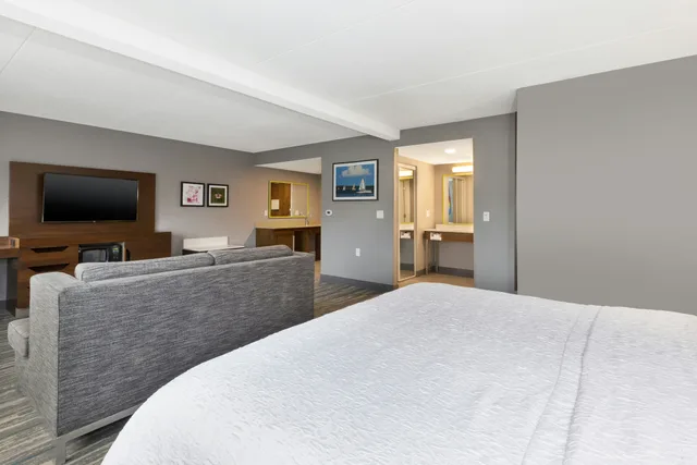 Room, King Bed, Accessible, Hampton Inn Traverse City 6/10